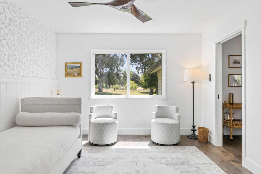 Sitting room with oak view